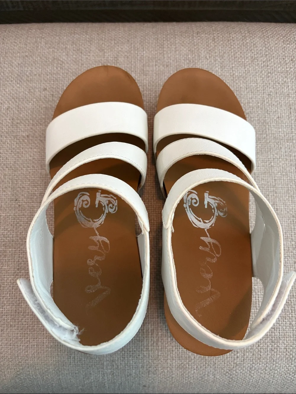 Very G white faux leather sandals, size 8.5. - Picture 7 of 10